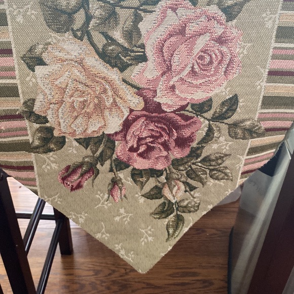Rose Table Runner - Picture 3 of 6